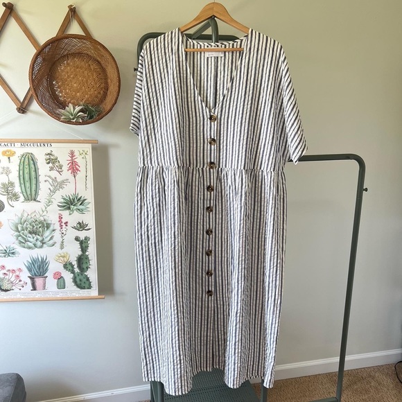 ASOS DESIGN Curve button through smock midi dress in stripe - Picture 1 of 6